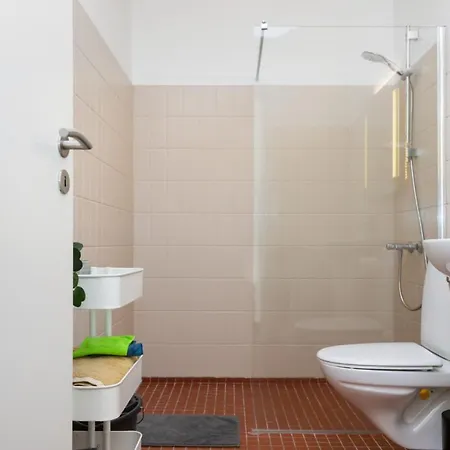 Lys & Moderne Lejlighed Med Stort Badevaerelse Apartment