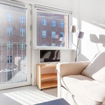 Apartment Lys & Moderne Lejlighed Med Stort Badevaerelse *