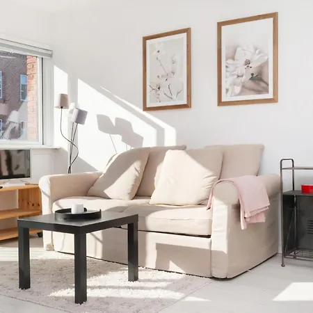 Lys & Moderne Lejlighed Med Stort Badevaerelse *
