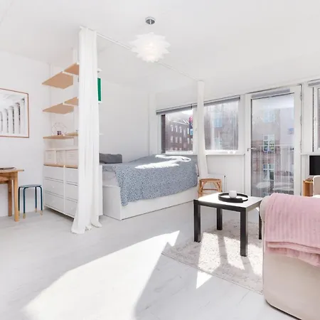 Lys & Moderne Lejlighed Med Stort Badevaerelse
